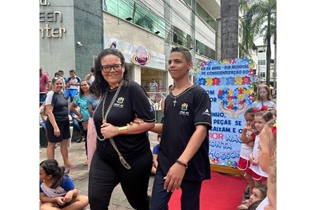 imagem Desfile do Dia Internacional da Sindrome de Down e Dia Mundial da Conscientização do Autismo