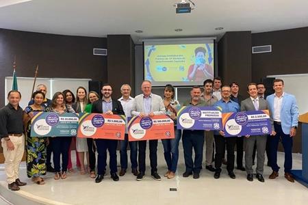 imagem Feapaes-ES participa de entrega simbólica de cheques do programa Nota Premiada